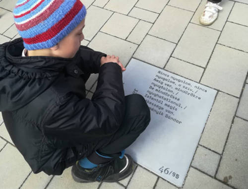 Luther- és Reményik idézet a templom előtti téren Luther- és Reményik idézet a templom előtti téren